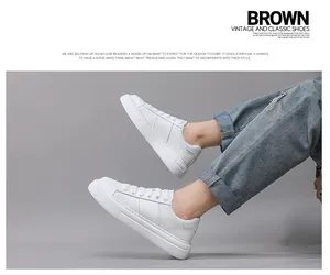 Detail von weißen Herren-Sneakern mit dicker Sohle und minimalistischem Board-Schuh-Design.