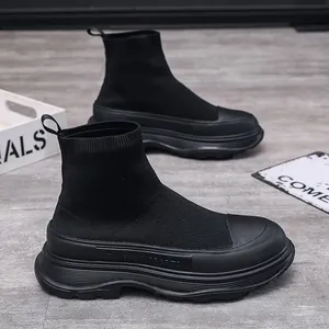 Minimalistische zwarte hoge sok-sneakers met ademend breisel en chunky dikke zolen