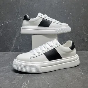 Modische weiße Herren-Sneaker mit schwarzen Seitenstreifen und dicken Schaumstoffsohlen
