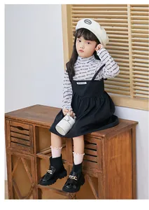 Detailansicht Mädchen schwarze Stretch-Sockenstiefel mit Goldkette und Strickbündchen