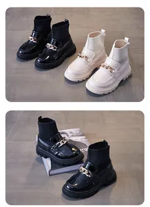 Detailansicht der elastischen Sockenstiefel für Kinder mit Goldkette und dicker Sohle