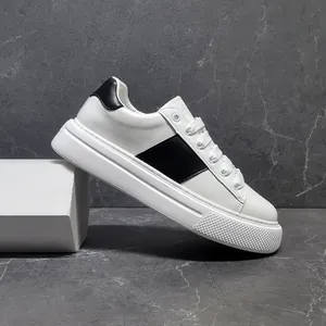 Detailansicht weißer Herren-Sneaker mit schwarzen Akzenten und dicker Schaumstoffsohle