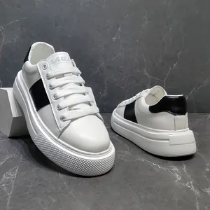 Detailansicht weiß-schwarzer Herren-Plateau-Sneaker mit dicker Schaumstoffsohle