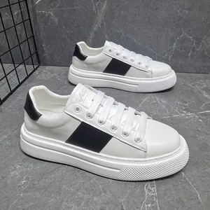 Detailansicht weißer Chunky-Sneaker mit schwarzem Patch und dicker Plateausohle