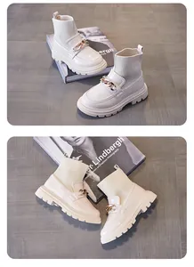 Detaillierte Ansicht der beigen Strick- und Lederstiefeletten für Kinder mit Kette.