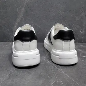 Detaillierte Rückansicht minimalistischer weißer Plateauschuhe mit schwarzem Fersenaufnäher