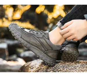 Détail des coutures à la main sur des chaussures d'extérieur décontractées pour hommes