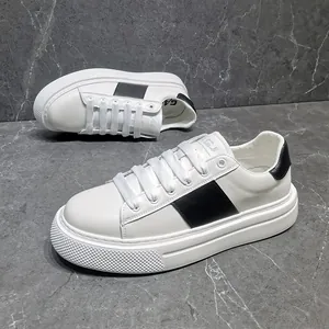 Detailansicht weißer Sneaker mit dicker Sohle, schwarzem Seitenstreifen und Schaumstoffsohle.