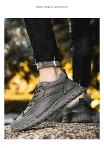 Détail de chaussures de randonnée grises pour hommes avec coutures à la main