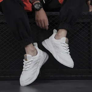 Vista laterale di sneakers in pelle bianca trapuntata con suole spesse e lacci abbinati