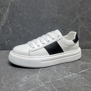 Detailansicht der weißen Herren-Plateau-Sneaker mit markantem schwarzem Seitenstreifen