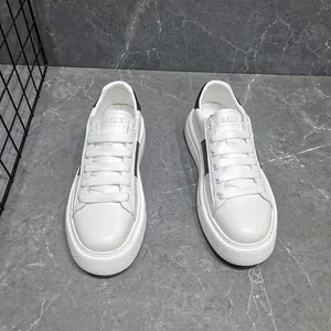 Stilvolle Herren-Sneaker in Weiß mit dicker Sohle und schwarzem Fersendetail