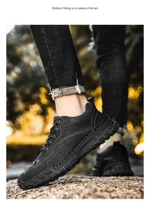 Vue détaillée de chaussures de randonnée décontractées noires pour hommes cousues main