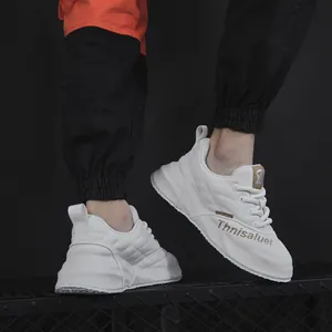 Vista dettagliata di sneaker in pelle bianca con suole spesse e trapuntate