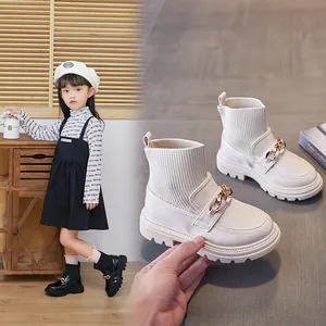 Elegante cremefarbene Strick-Sockenstiefel für Kinder mit Goldkette und dicker Sohle