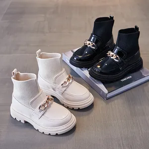 Kinder Strick-Socken-Stiefel mit Lackleder und Goldkettchen, zum Hineinschlüpfen.