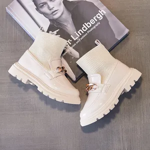 Stilvolle cremefarbene Kinder-Sockenstiefel mit Goldkette und dicker, robuster Profilsohle