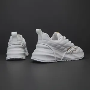 Vista posteriore dettagliata delle sneaker chunky in pelle bianca con cuciture trapuntate