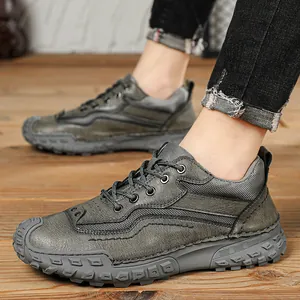 Chaussures de loisirs d'extérieur pour hommes cousues main avec des semelles crantées robustes.