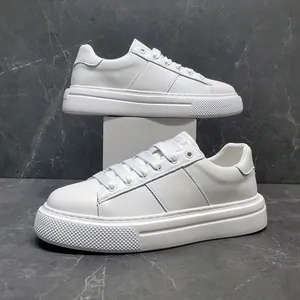 Detailansicht der weißen Herren-Sneaker mit dicker Plateausohle und Schaumstoffsohle