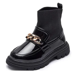 Stilvolle elastische Sockenstiefel für Mädchen mit Lackleder und goldener Kette
