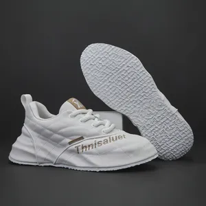 Vista dettagliata delle sneakers in pelle bianca da uomo con suola testurizzata