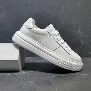 Detailansicht der glatten Textur und der dicken Schaumstoffsohle weißer Herren-Sneaker