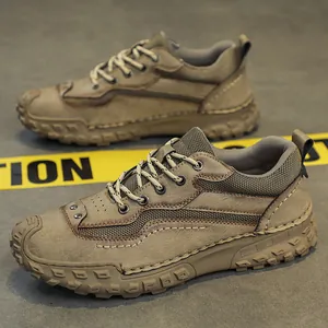 Chaussures de loisirs d'extérieur kaki pour hommes avec coutures main et semelles crantées.