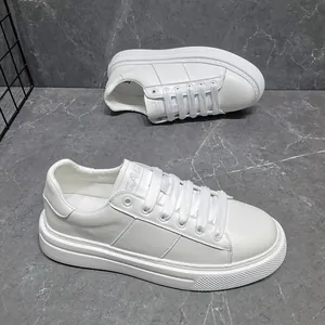 Weiße Herren-Plateau-Sneaker mit Schaumstoffsohle für herbstliche Freizeitmode.