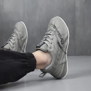 Dettaglio ravvicinato di sneakers casual da uomo in pelle grigia trapuntata