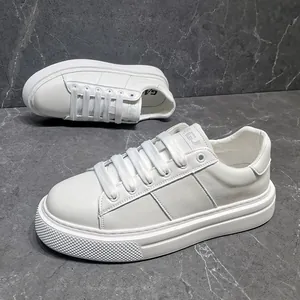 Detailansicht weißer Herren-Plateau-Sneaker mit dicker Schaumstoffsohle für den lässigen Herbst.