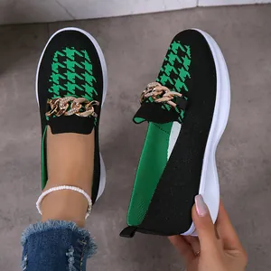 Détail d'une chaussure plate en mesh pour femme avec motif pied-de-poule vert et noir.