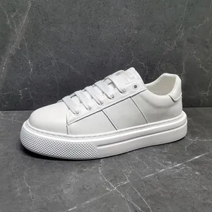 Detailansicht der stylischen weißen Herren-Plateau-Sneaker aus glattem Kunstleder von der Seite