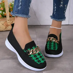 Gros plan sur les mocassins en maille pour femmes avec chaîne dorée et motif vert