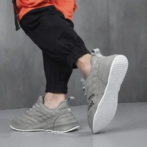 Vista dettagliata delle sneaker chunky in pelle grigia con motivo a rombi