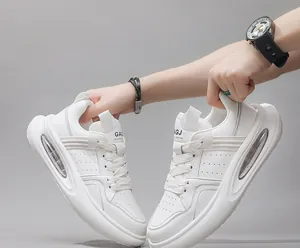 Detailopname van witte rundleer sneakers met zichtbare luchtkussenunit en een dikke zool