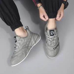 Vista dettagliata delle sneakers da uomo in pelle grigia con motivo trapuntato e logo YD