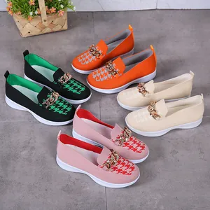 Collection de baskets en maille respirante avec chaîne dorée et motif pied-de-poule.