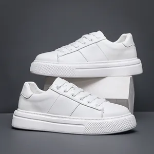 Klassische weiße Herren-Sneaker mit dicker Sohle, minimalistischem Lederdesign und Schaumsohle