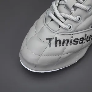 Dettaglio ravvicinato di sneakers da uomo in vera pelle grigia con trama trapuntata