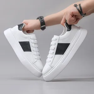 Moderne weiße Herren-Plateau-Sneaker mit schwarzem Streifen und Schaumstoffsohle