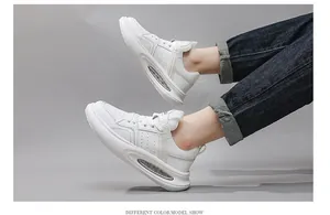 Gedetailleerd overzicht van witte leren herensneakers met luchtkussen en dikke zool.