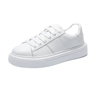 Minimalistische weiße Herren-Sneaker mit dicker Sohle, stilvolle Freizeitschuhe für Herbst.