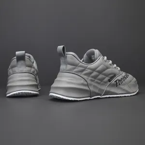 Sneakers moderne in pelle trapuntata grigia per uomo con suola spessa bianca