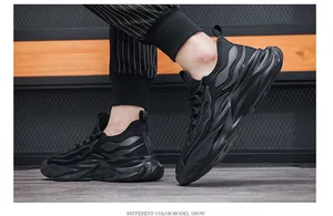Dettaglio delle scarpe sportive da uomo in mesh traspirante nero con suola spessa