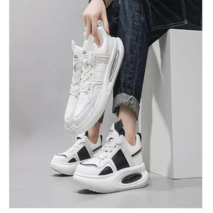 Gedetailleerd overzicht van wit-zwarte chunky leren sneakers met luchtkussen