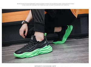 Vista laterale dettagliata delle sneaker da uomo con suole spesse verde neon vivace