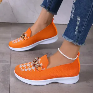 Mocassins en maille respirante orange pour femmes avec chaîne dorée et motif pied-de-poule chic