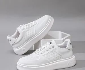 Stijlvolle witte heren sneakers van leer met dikke schuimzool en logo GJ detail