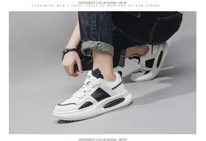Zijaanzicht van witte herensneakers van leer met luchtkussen en interne verhoging in zwart